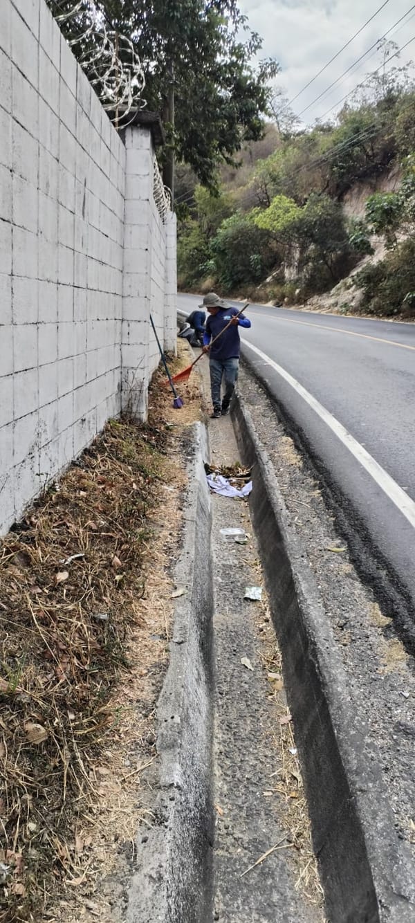 Limpieza de Cunetas de fuera del condominio y area de talud.